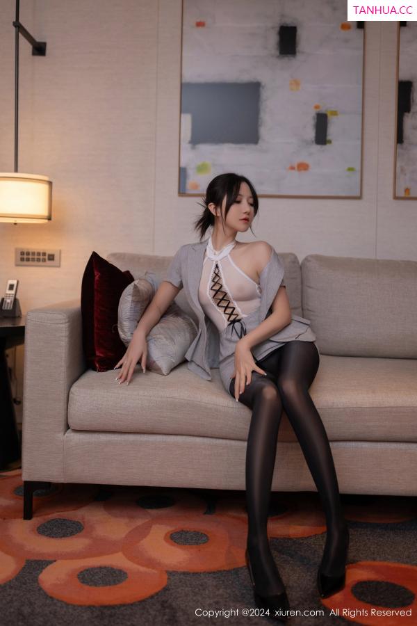 鱼子酱fish  [XiuRen]高清写真图 2024.09.20 No.9189 鱼子酱Fish 黑丝美腿第21张图片